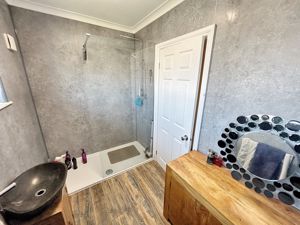 Shower room- click for photo gallery